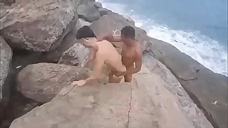 Sexo entre amigos em plena praia no rio de janeiro &period;